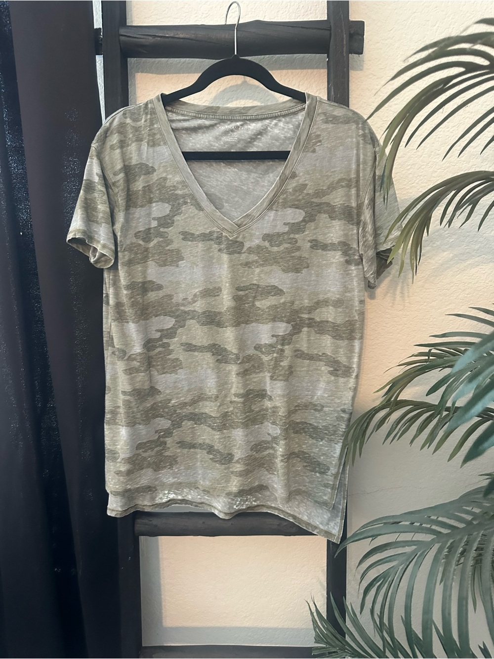 American Eagle Outfitters Olive Camouflage V-Neck Short Sleeve Tee